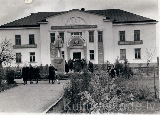 Viena no Viļānu kultūras nama pirmajām fotogrāfijām